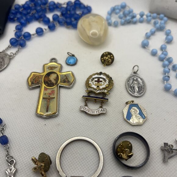 Vintage Rosaries, Crosses, Rings, Token, Key Chain, Pins, Bracelet Religious Lot - Picture 10 of 13